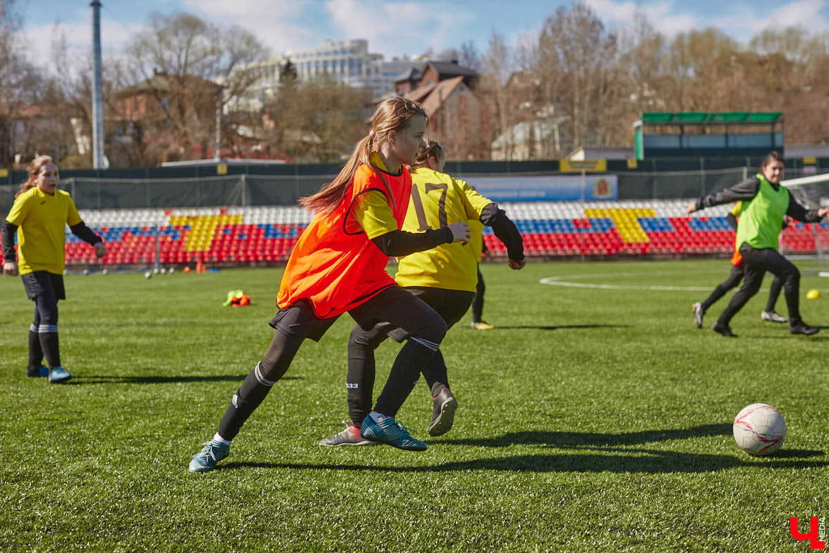 Оказывается, в школу олимпийского резерва по футболу набирают и девочек. Некоторые ездят на тренировки пять раз в неделю даже из отдаленных районов. Результаты усилий не заставили себя ждать. Сборная спортсменок с косичками стала четвертой на всероссийском турнире!