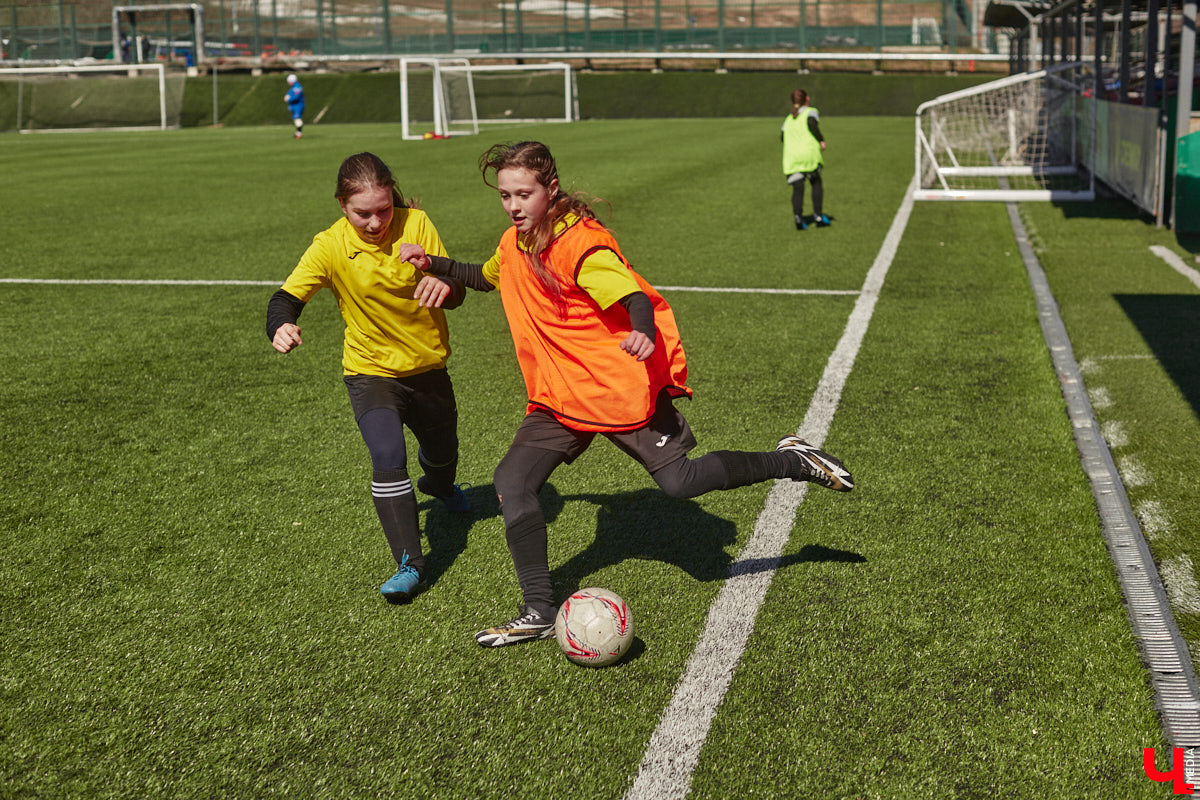 Оказывается, в школу олимпийского резерва по футболу набирают и девочек. Некоторые ездят на тренировки пять раз в неделю даже из отдаленных районов. Результаты усилий не заставили себя ждать. Сборная спортсменок с косичками стала четвертой на всероссийском турнире!