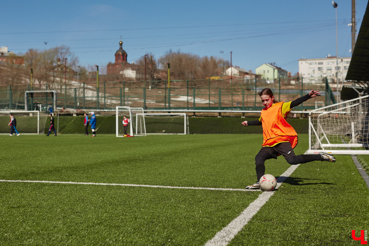 Оказывается, в школу олимпийского резерва по футболу набирают и девочек. Некоторые ездят на тренировки пять раз в неделю даже из отдаленных районов. Результаты усилий не заставили себя ждать. Сборная спортсменок с косичками стала четвертой на всероссийском турнире!
