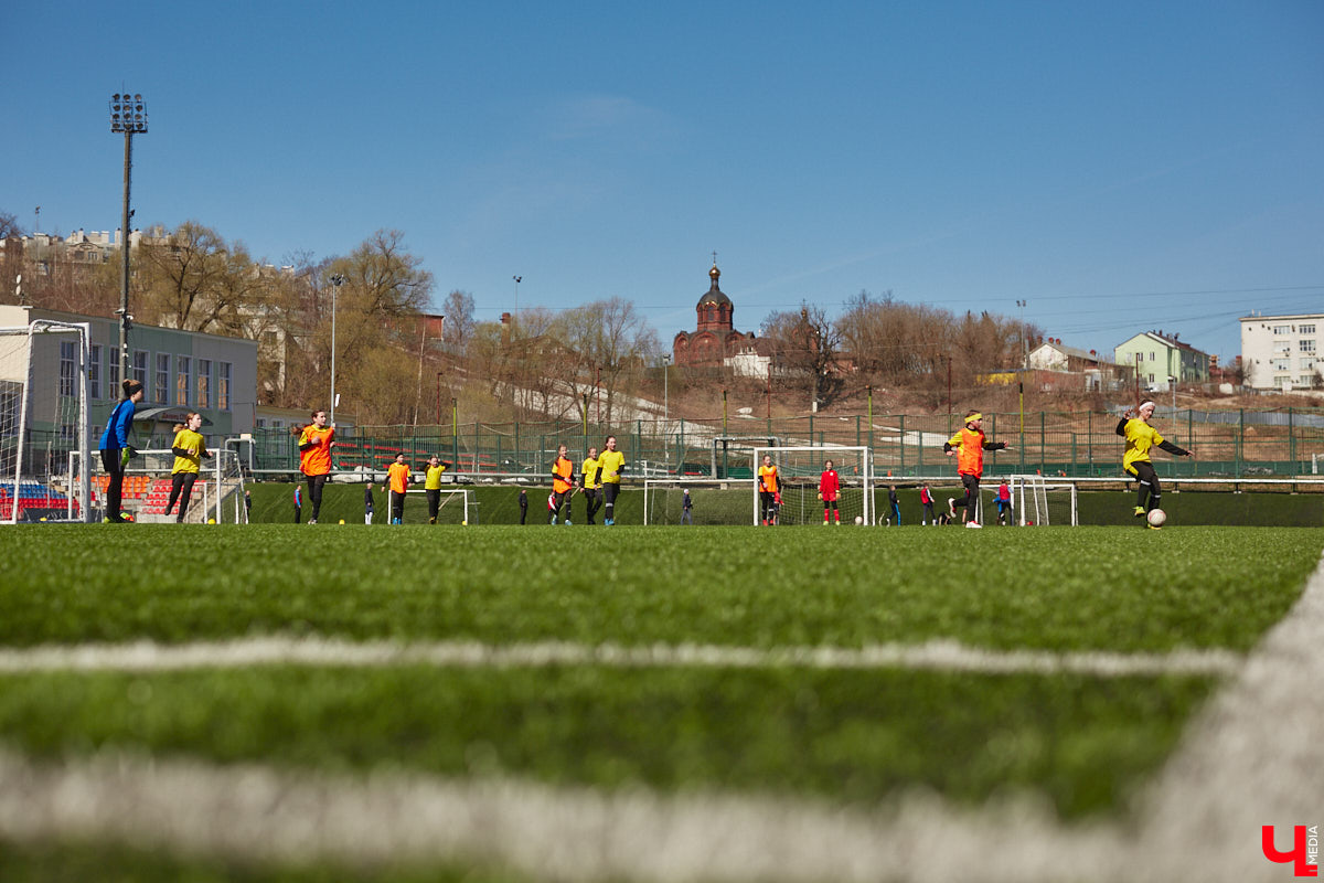Оказывается, в школу олимпийского резерва по футболу набирают и девочек. Некоторые ездят на тренировки пять раз в неделю даже из отдаленных районов. Результаты усилий не заставили себя ждать. Сборная спортсменок с косичками стала четвертой на всероссийском турнире!