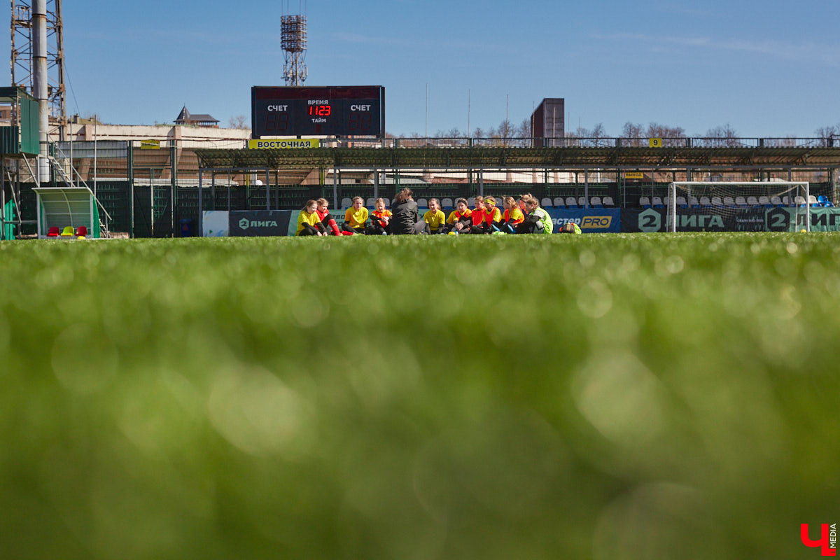 Оказывается, в школу олимпийского резерва по футболу набирают и девочек. Некоторые ездят на тренировки пять раз в неделю даже из отдаленных районов. Результаты усилий не заставили себя ждать. Сборная спортсменок с косичками стала четвертой на всероссийском турнире!