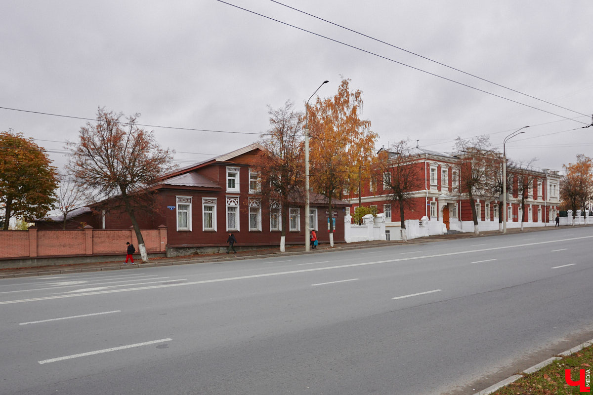 Дело с легендарным долгостроем Владимира сдвинулось с мертвой точки. В 2025 году возле «Торпедо» все-таки возведут гостиницу. Внимание к себе шестиэтажный объект привлек уже на стадии проекта. Что с ним не так? «Ключ-Медиа» выяснил у архитектора Егора Трофимова.