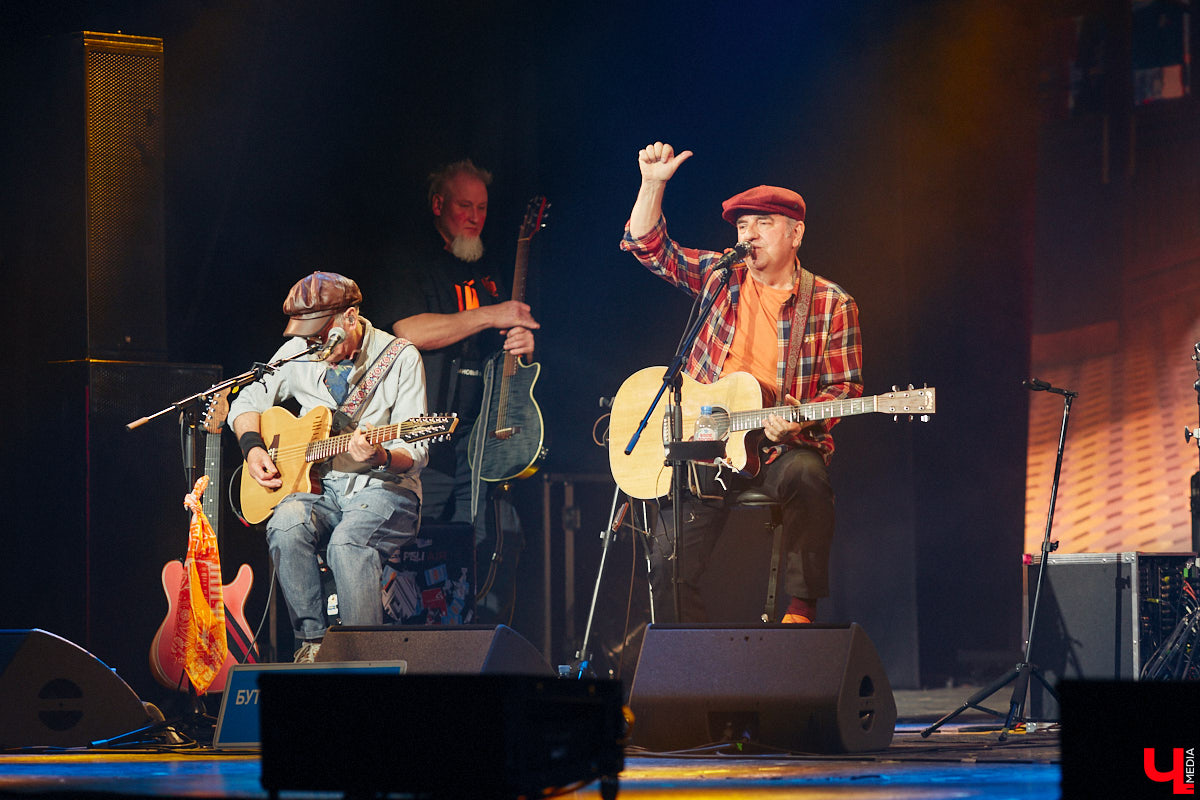 Музыканты группы «Чайф» давно уже снискали любовь публики своими душевными, иногда дурашливыми, но неизменно добрыми песнями. Неудивительно, что на их выступлении во Владимире яблоку негде было упасть. Побывал на концерте и «Ключ-Медиа».