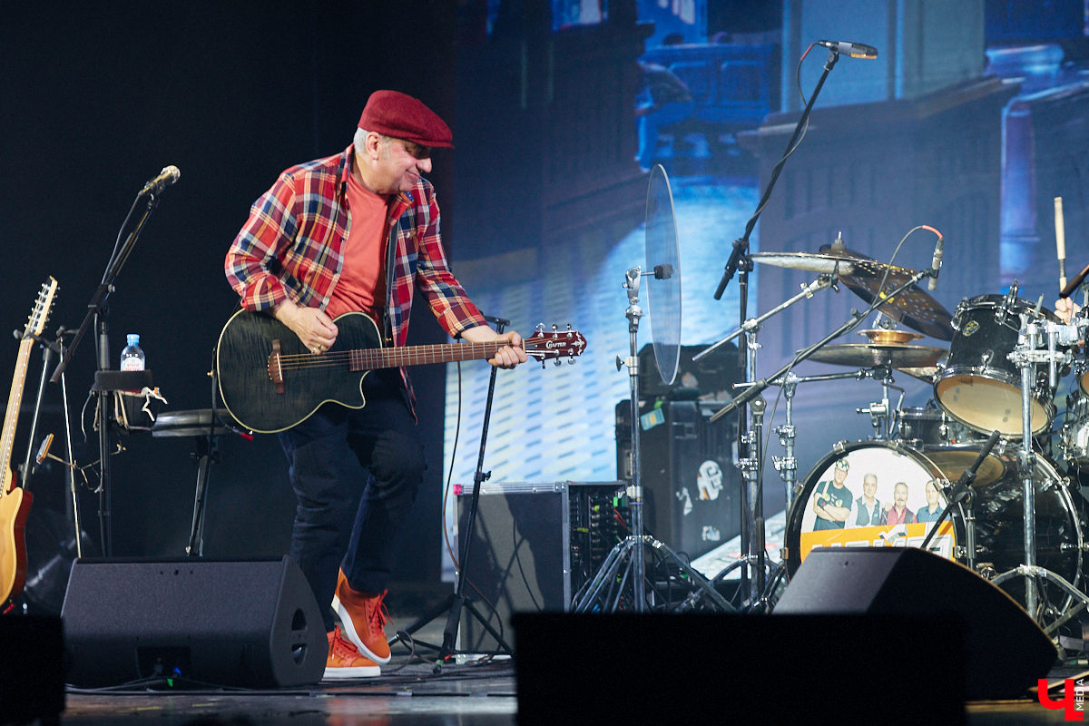 Музыканты группы «Чайф» давно уже снискали любовь публики своими душевными, иногда дурашливыми, но неизменно добрыми песнями. Неудивительно, что на их выступлении во Владимире яблоку негде было упасть. Побывал на концерте и «Ключ-Медиа».