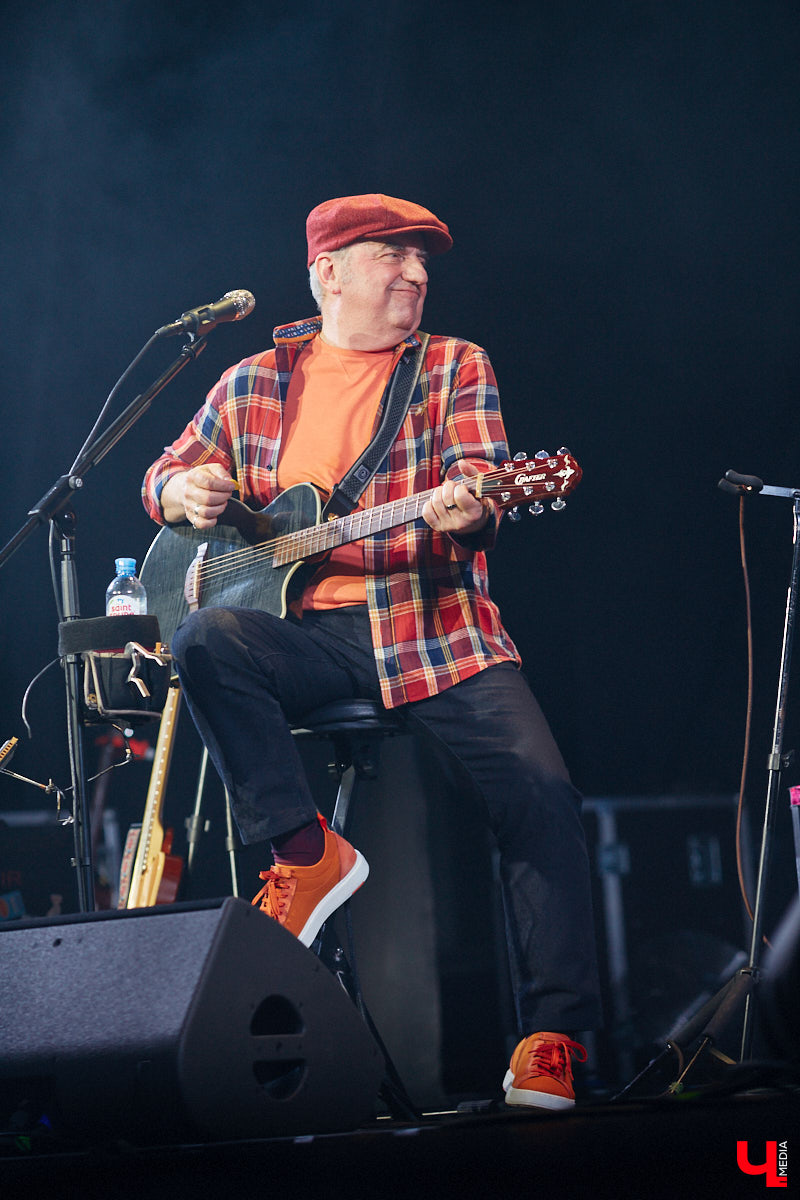 Музыканты группы «Чайф» давно уже снискали любовь публики своими душевными, иногда дурашливыми, но неизменно добрыми песнями. Неудивительно, что на их выступлении во Владимире яблоку негде было упасть. Побывал на концерте и «Ключ-Медиа».