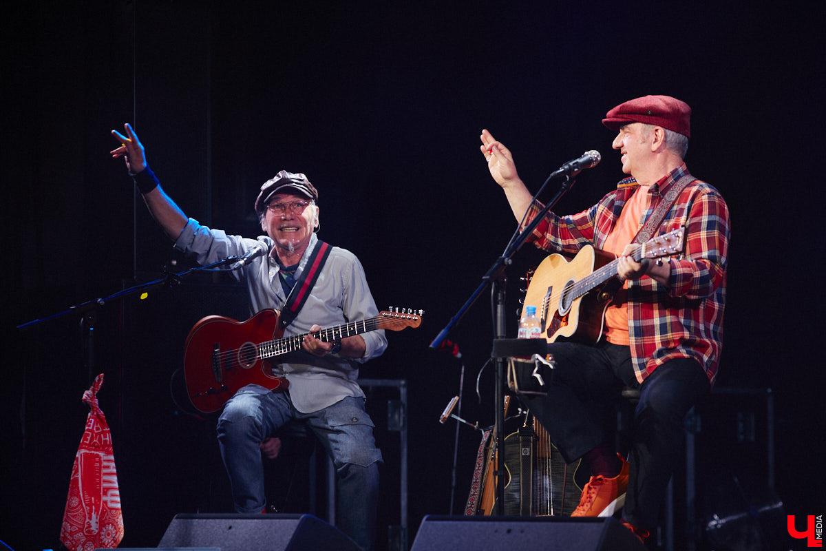 Музыканты группы «Чайф» давно уже снискали любовь публики своими душевными, иногда дурашливыми, но неизменно добрыми песнями. Неудивительно, что на их выступлении во Владимире яблоку негде было упасть. Побывал на концерте и «Ключ-Медиа».