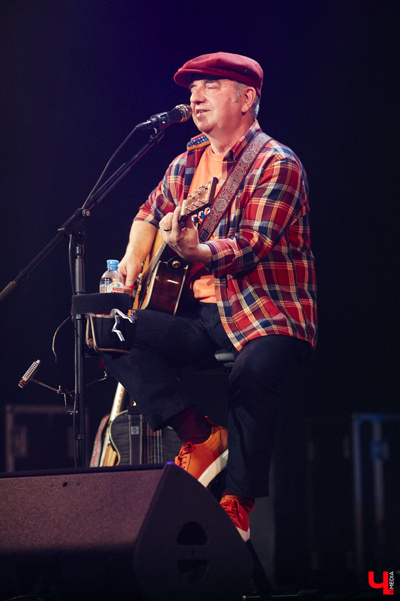 Музыканты группы «Чайф» давно уже снискали любовь публики своими душевными, иногда дурашливыми, но неизменно добрыми песнями. Неудивительно, что на их выступлении во Владимире яблоку негде было упасть. Побывал на концерте и «Ключ-Медиа».