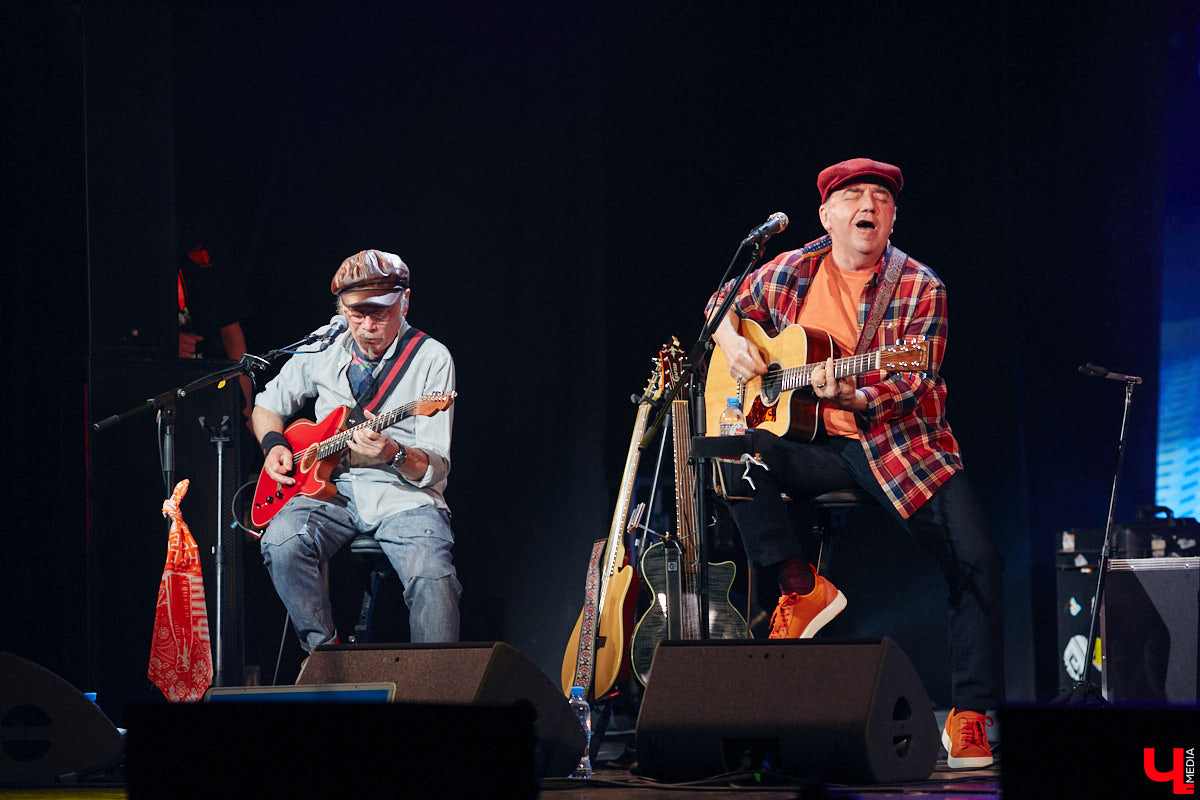 Музыканты группы «Чайф» давно уже снискали любовь публики своими душевными, иногда дурашливыми, но неизменно добрыми песнями. Неудивительно, что на их выступлении во Владимире яблоку негде было упасть. Побывал на концерте и «Ключ-Медиа».