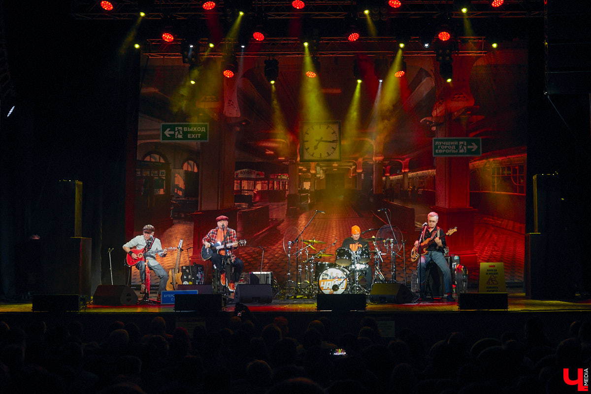 Музыканты группы «Чайф» давно уже снискали любовь публики своими душевными, иногда дурашливыми, но неизменно добрыми песнями. Неудивительно, что на их выступлении во Владимире яблоку негде было упасть. Побывал на концерте и «Ключ-Медиа».