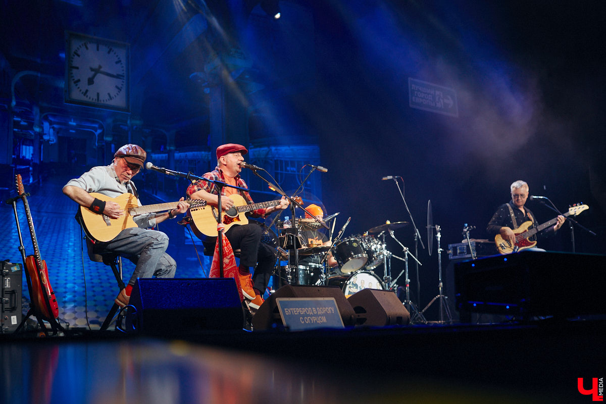 Музыканты группы «Чайф» давно уже снискали любовь публики своими душевными, иногда дурашливыми, но неизменно добрыми песнями. Неудивительно, что на их выступлении во Владимире яблоку негде было упасть. Побывал на концерте и «Ключ-Медиа».