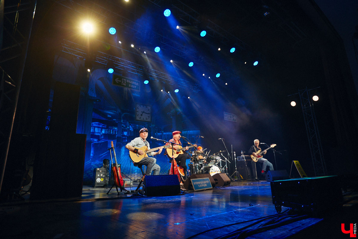 Музыканты группы «Чайф» давно уже снискали любовь публики своими душевными, иногда дурашливыми, но неизменно добрыми песнями. Неудивительно, что на их выступлении во Владимире яблоку негде было упасть. Побывал на концерте и «Ключ-Медиа».