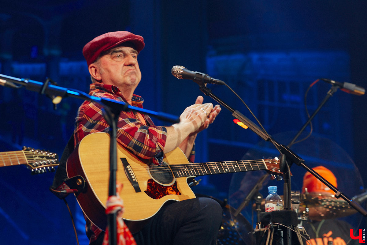 Музыканты группы «Чайф» давно уже снискали любовь публики своими душевными, иногда дурашливыми, но неизменно добрыми песнями. Неудивительно, что на их выступлении во Владимире яблоку негде было упасть. Побывал на концерте и «Ключ-Медиа».