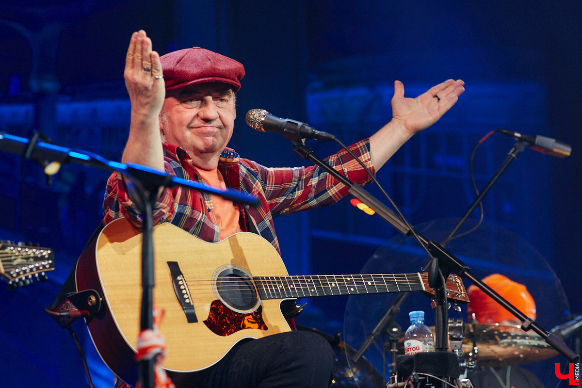 Музыканты группы «Чайф» давно уже снискали любовь публики своими душевными, иногда дурашливыми, но неизменно добрыми песнями. Неудивительно, что на их выступлении во Владимире яблоку негде было упасть. Побывал на концерте и «Ключ-Медиа».