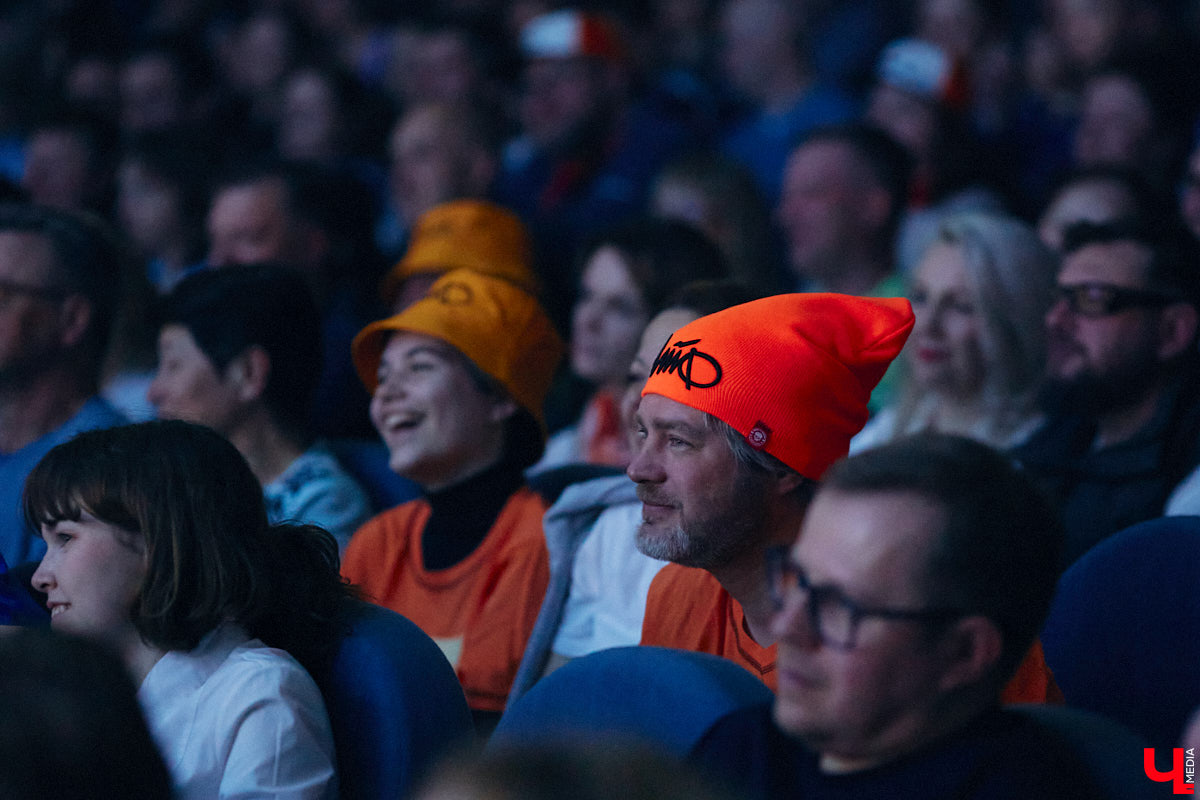 Музыканты группы «Чайф» давно уже снискали любовь публики своими душевными, иногда дурашливыми, но неизменно добрыми песнями. Неудивительно, что на их выступлении во Владимире яблоку негде было упасть. Побывал на концерте и «Ключ-Медиа».