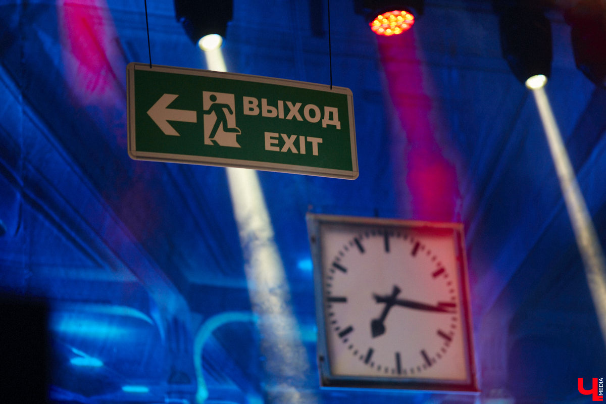 Музыканты группы «Чайф» давно уже снискали любовь публики своими душевными, иногда дурашливыми, но неизменно добрыми песнями. Неудивительно, что на их выступлении во Владимире яблоку негде было упасть. Побывал на концерте и «Ключ-Медиа».