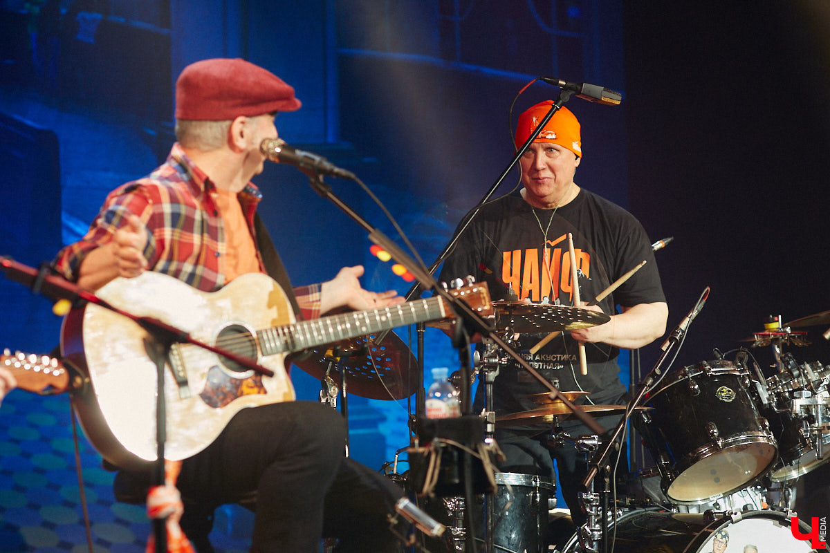 Музыканты группы «Чайф» давно уже снискали любовь публики своими душевными, иногда дурашливыми, но неизменно добрыми песнями. Неудивительно, что на их выступлении во Владимире яблоку негде было упасть. Побывал на концерте и «Ключ-Медиа».