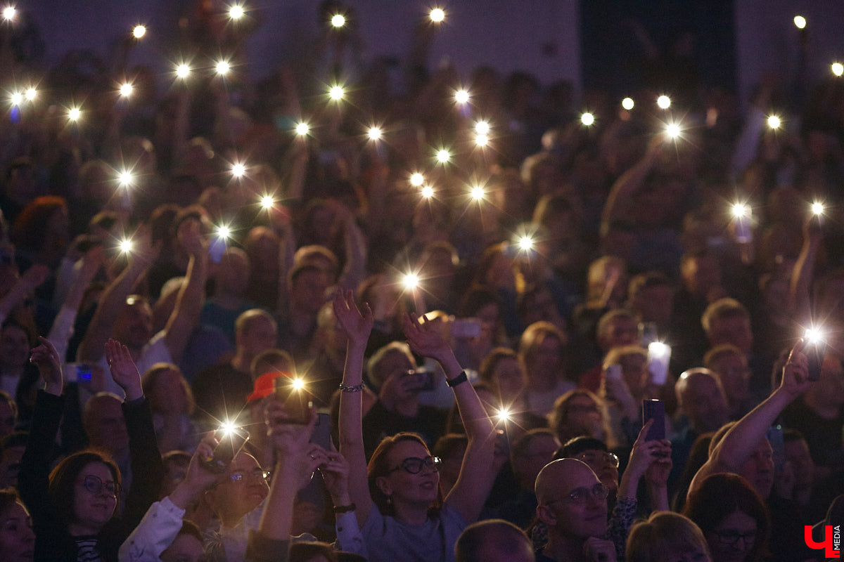Музыканты группы «Чайф» давно уже снискали любовь публики своими душевными, иногда дурашливыми, но неизменно добрыми песнями. Неудивительно, что на их выступлении во Владимире яблоку негде было упасть. Побывал на концерте и «Ключ-Медиа».