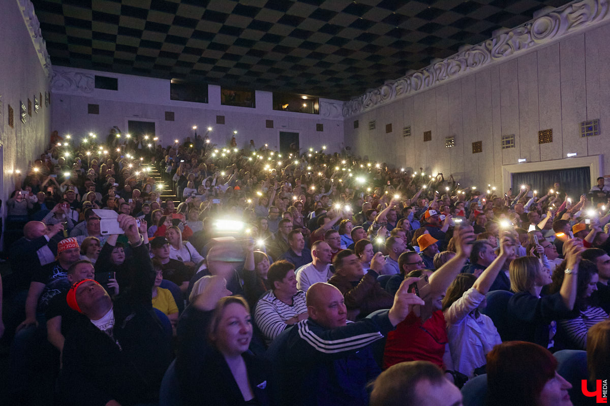 Музыканты группы «Чайф» давно уже снискали любовь публики своими душевными, иногда дурашливыми, но неизменно добрыми песнями. Неудивительно, что на их выступлении во Владимире яблоку негде было упасть. Побывал на концерте и «Ключ-Медиа».