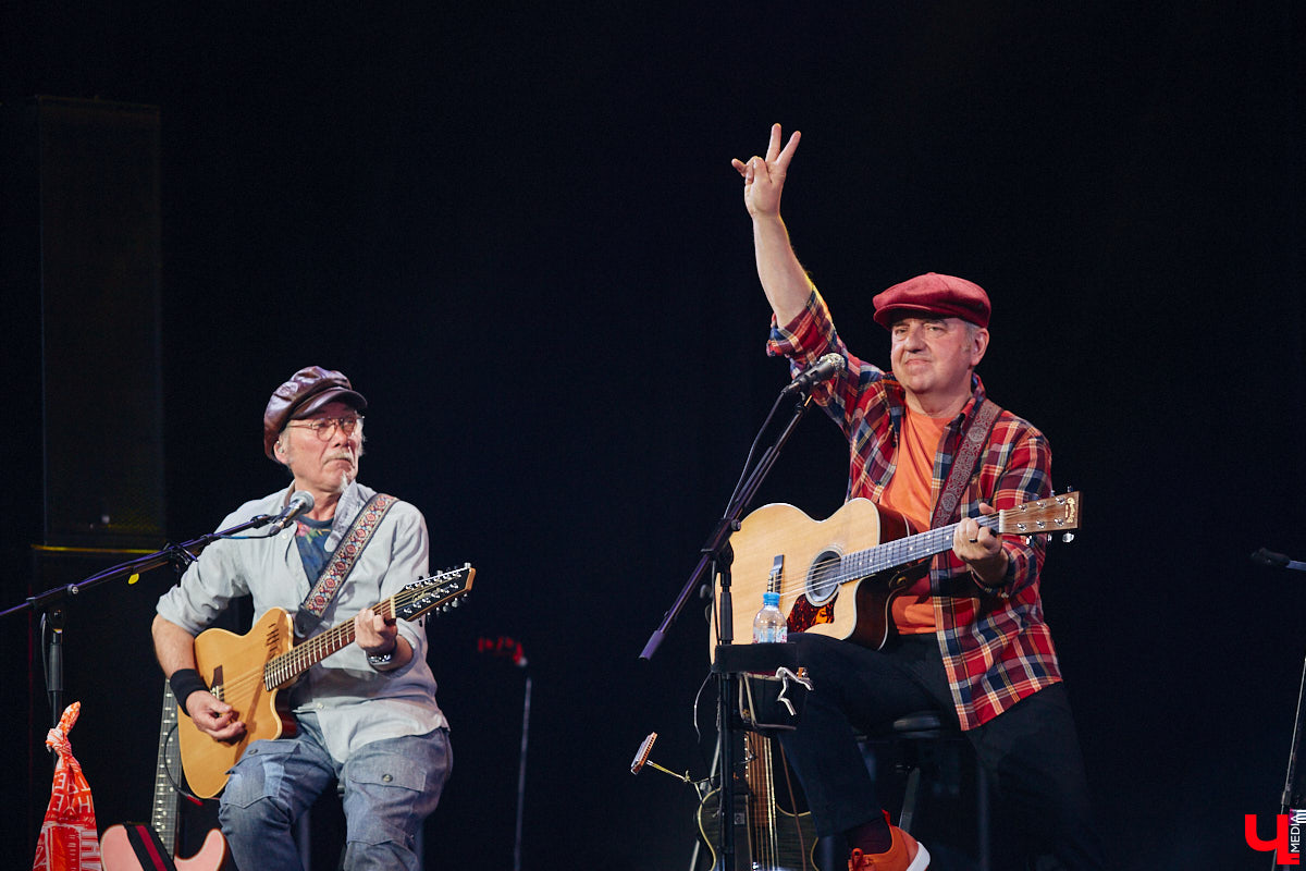 Музыканты группы «Чайф» давно уже снискали любовь публики своими душевными, иногда дурашливыми, но неизменно добрыми песнями. Неудивительно, что на их выступлении во Владимире яблоку негде было упасть. Побывал на концерте и «Ключ-Медиа».