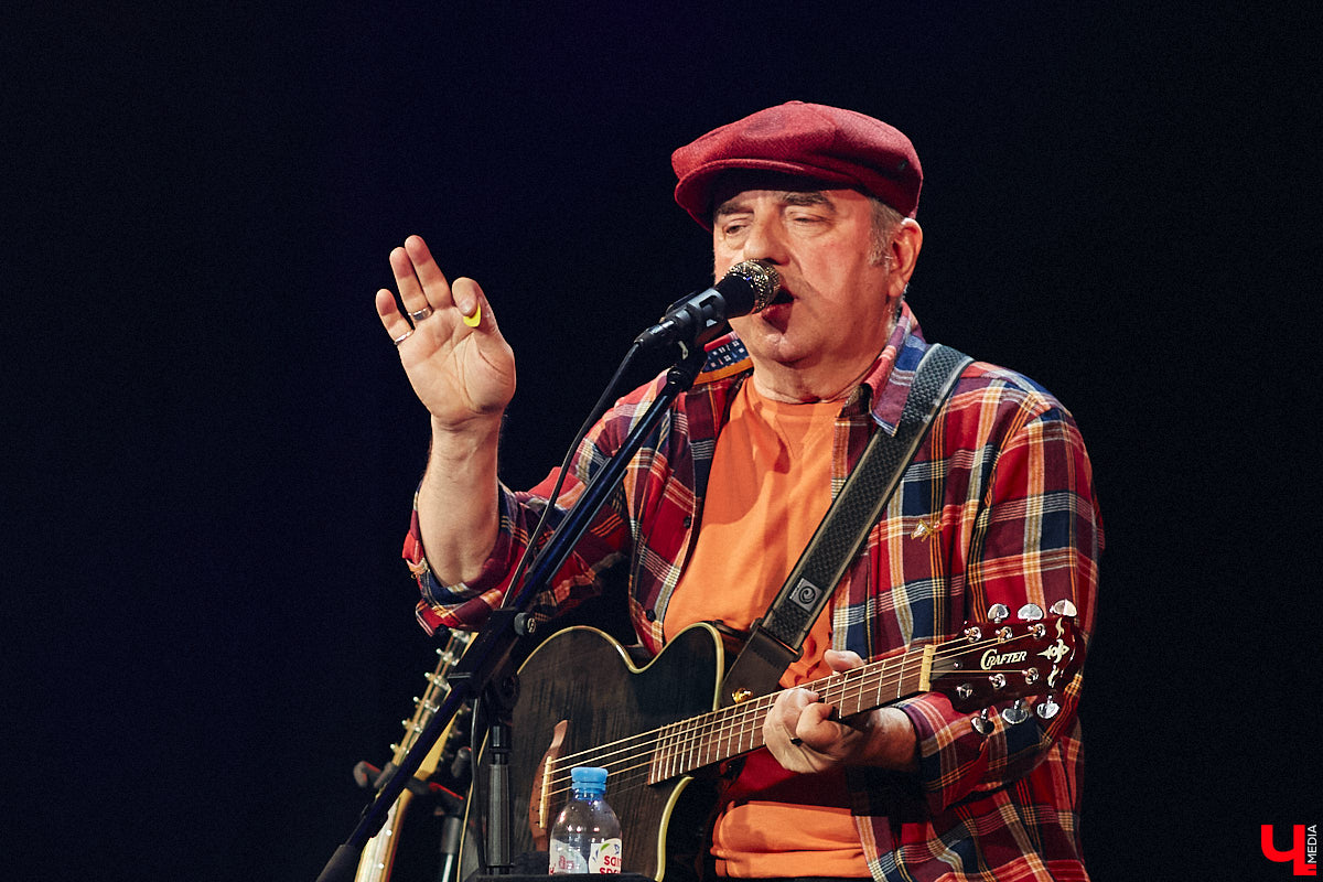 Музыканты группы «Чайф» давно уже снискали любовь публики своими душевными, иногда дурашливыми, но неизменно добрыми песнями. Неудивительно, что на их выступлении во Владимире яблоку негде было упасть. Побывал на концерте и «Ключ-Медиа».