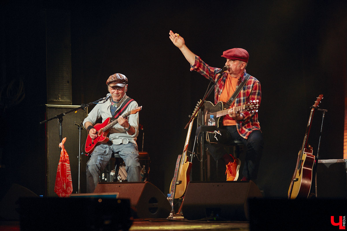 Музыканты группы «Чайф» давно уже снискали любовь публики своими душевными, иногда дурашливыми, но неизменно добрыми песнями. Неудивительно, что на их выступлении во Владимире яблоку негде было упасть. Побывал на концерте и «Ключ-Медиа».