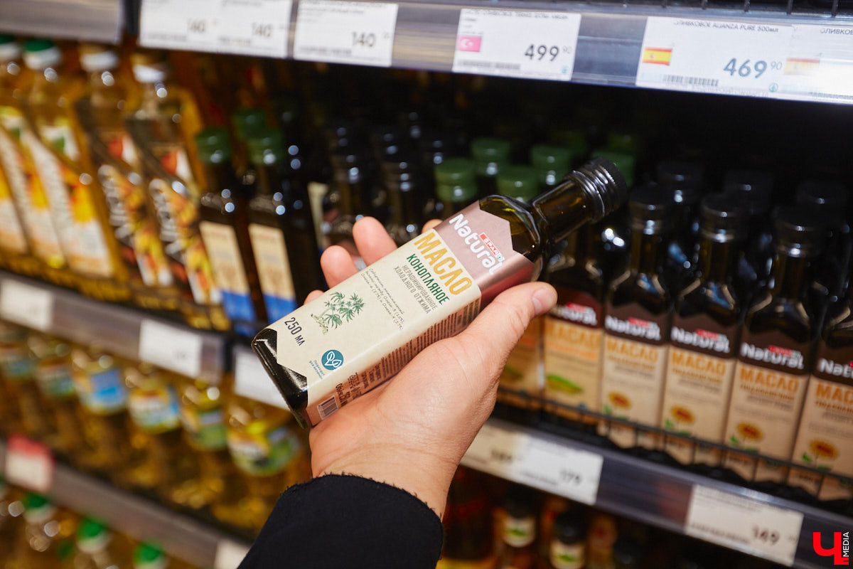 Владимирский аниматор Влад Гербера в эпатажном костюме моркови вызвал замешательство у покупателей торгового центра во время съемок кулинарной рубрики «Ключ-Медиа».