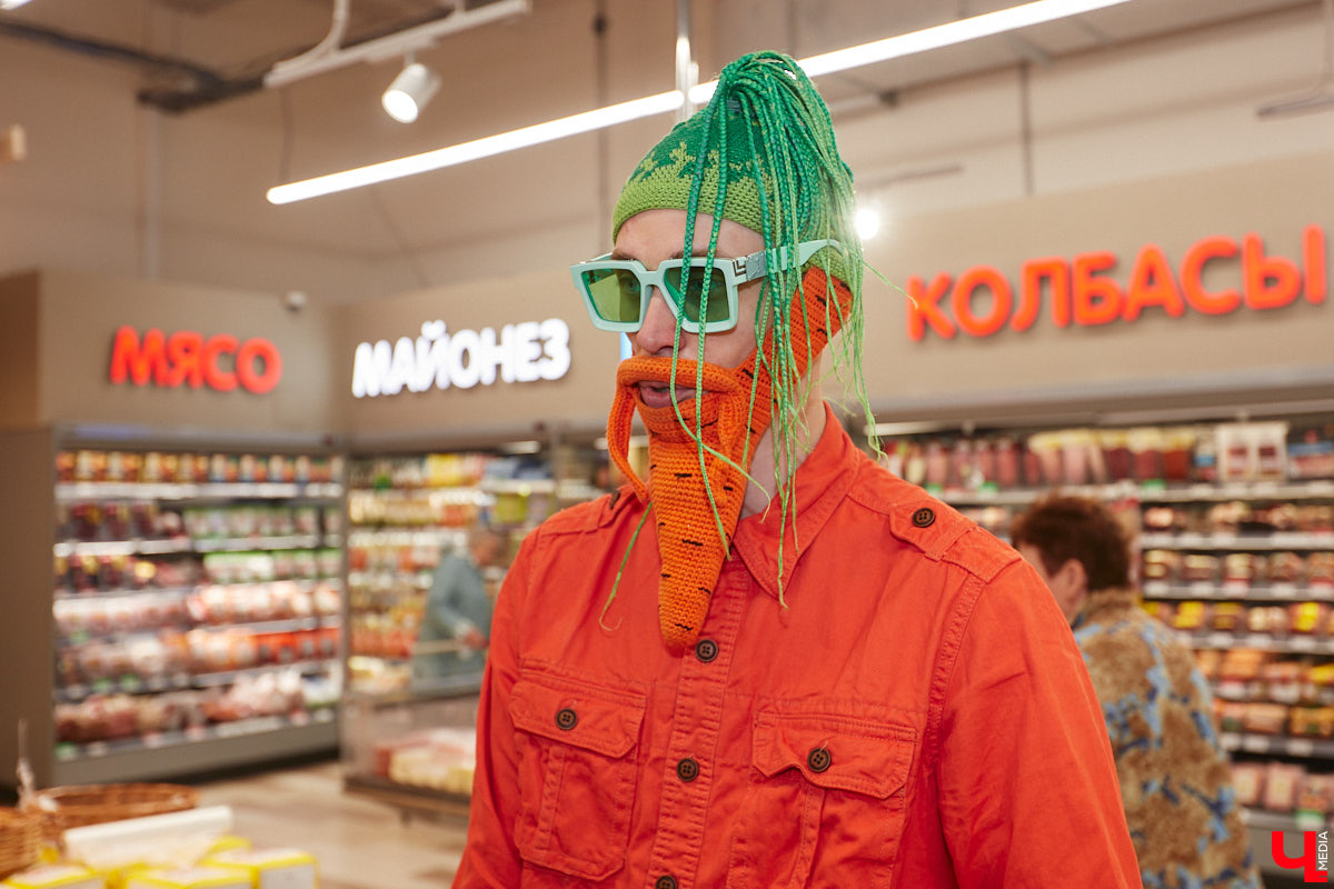 Владимирский аниматор Влад Гербера в эпатажном костюме моркови вызвал замешательство у покупателей торгового центра во время съемок кулинарной рубрики «Ключ-Медиа».