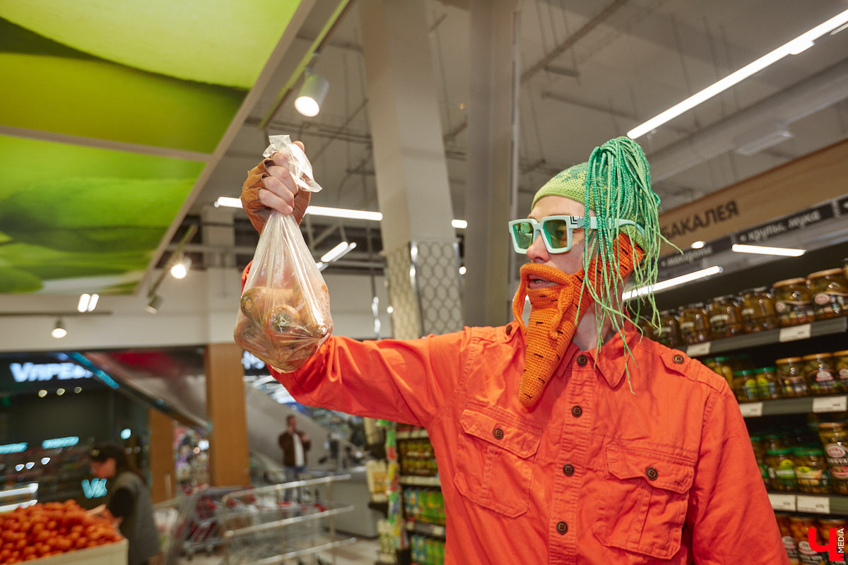 Владимирский аниматор Влад Гербера в эпатажном костюме моркови вызвал замешательство у покупателей торгового центра во время съемок кулинарной рубрики «Ключ-Медиа».
