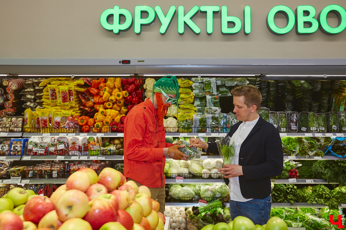 Владимирский аниматор Влад Гербера в эпатажном костюме моркови вызвал замешательство у покупателей торгового центра во время съемок кулинарной рубрики «Ключ-Медиа».