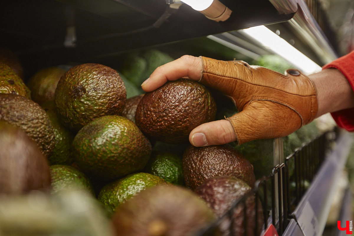 Владимирский аниматор Влад Гербера в эпатажном костюме моркови вызвал замешательство у покупателей торгового центра во время съемок кулинарной рубрики «Ключ-Медиа».