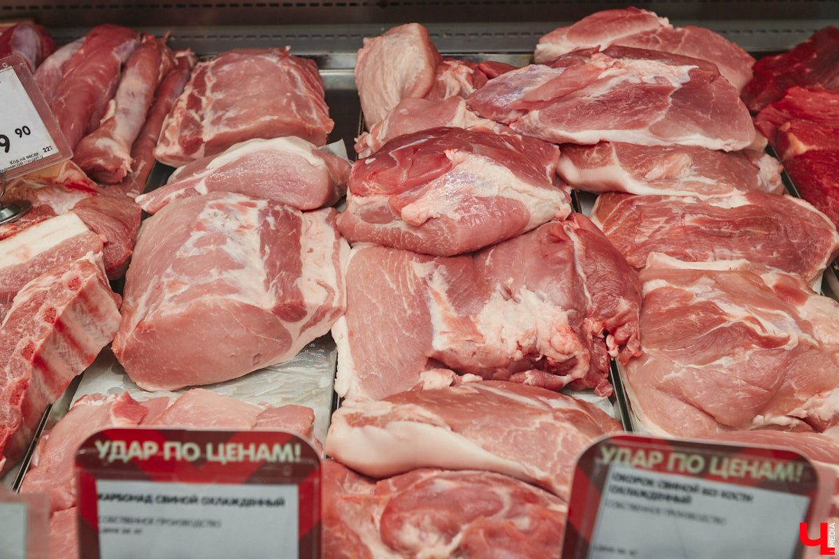 Владимирский аниматор Влад Гербера в эпатажном костюме моркови вызвал замешательство у покупателей торгового центра во время съемок кулинарной рубрики «Ключ-Медиа».