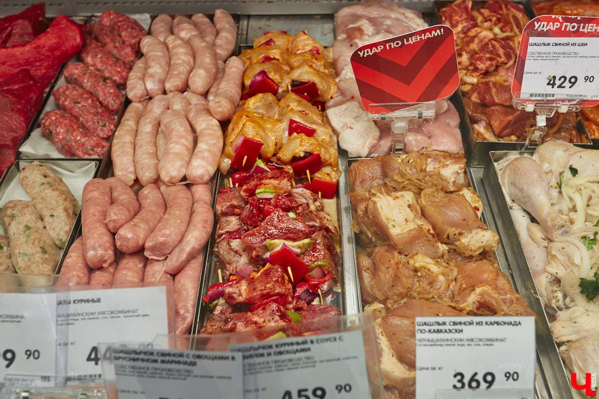 Владимирский аниматор Влад Гербера в эпатажном костюме моркови вызвал замешательство у покупателей торгового центра во время съемок кулинарной рубрики «Ключ-Медиа».