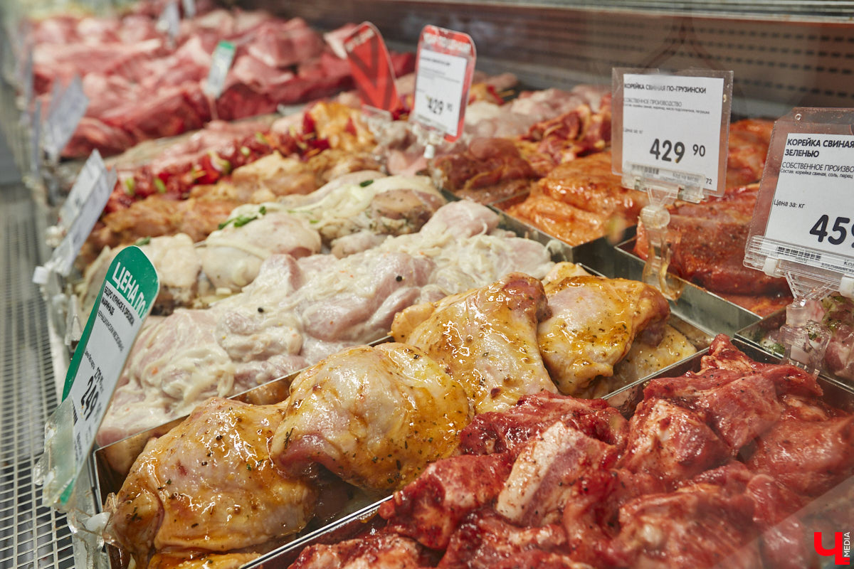 Владимирский аниматор Влад Гербера в эпатажном костюме моркови вызвал замешательство у покупателей торгового центра во время съемок кулинарной рубрики «Ключ-Медиа».