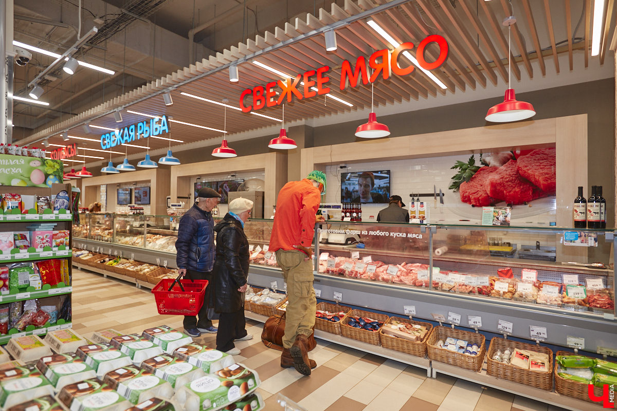 Владимирский аниматор Влад Гербера в эпатажном костюме моркови вызвал замешательство у покупателей торгового центра во время съемок кулинарной рубрики «Ключ-Медиа».