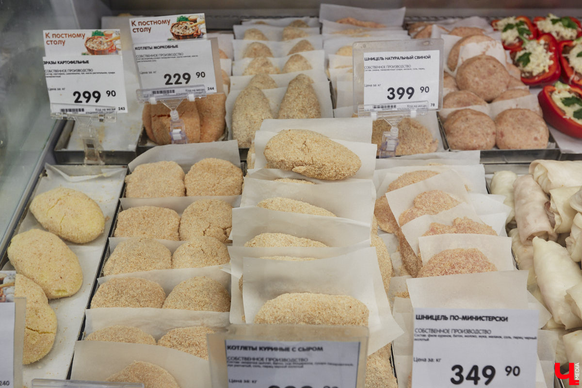 Владимирский аниматор Влад Гербера в эпатажном костюме моркови вызвал замешательство у покупателей торгового центра во время съемок кулинарной рубрики «Ключ-Медиа».