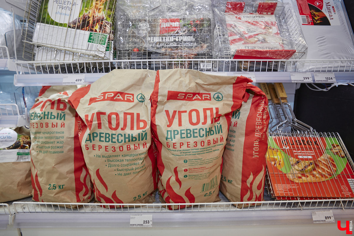 Владимирский аниматор Влад Гербера в эпатажном костюме моркови вызвал замешательство у покупателей торгового центра во время съемок кулинарной рубрики «Ключ-Медиа».