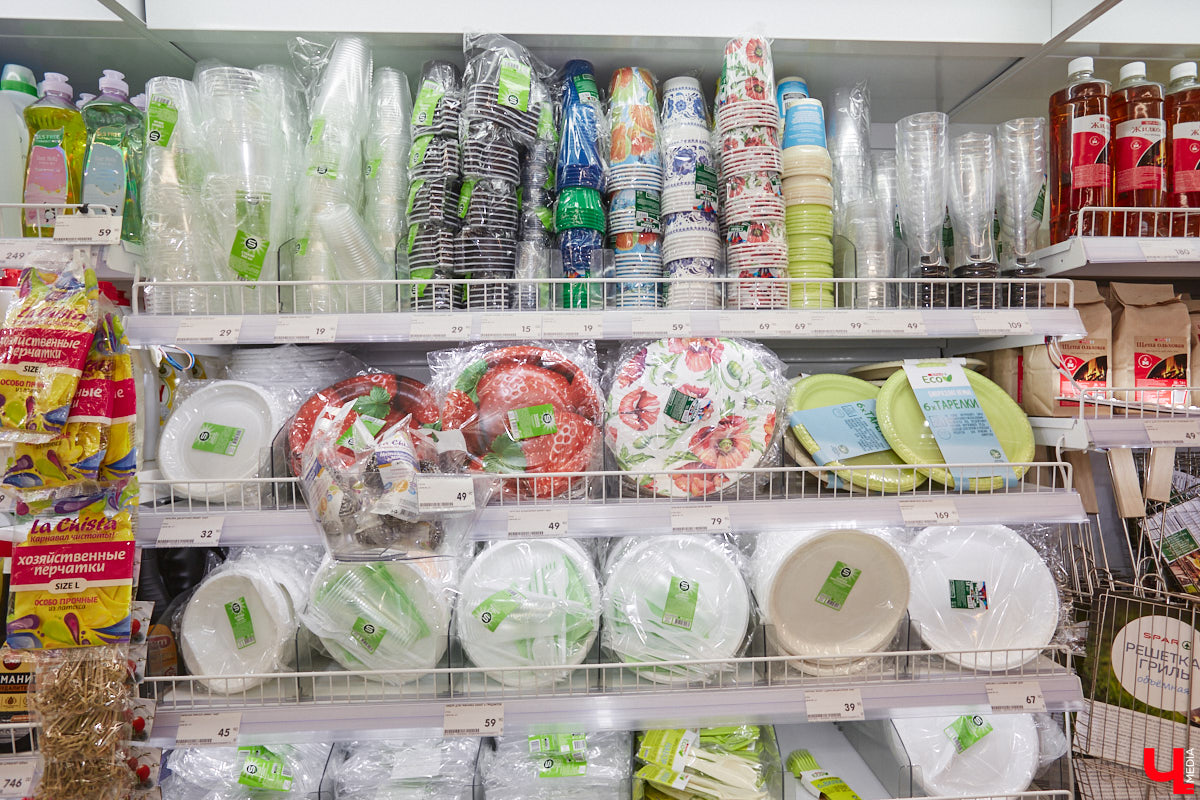 Владимирский аниматор Влад Гербера в эпатажном костюме моркови вызвал замешательство у покупателей торгового центра во время съемок кулинарной рубрики «Ключ-Медиа».