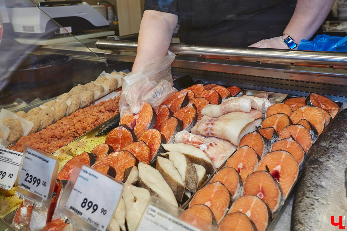 Владимирский аниматор Влад Гербера в эпатажном костюме моркови вызвал замешательство у покупателей торгового центра во время съемок кулинарной рубрики «Ключ-Медиа».
