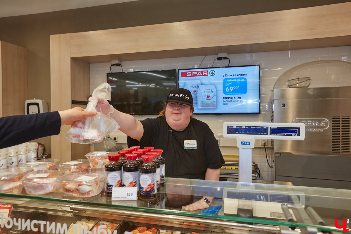 Владимирский аниматор Влад Гербера в эпатажном костюме моркови вызвал замешательство у покупателей торгового центра во время съемок кулинарной рубрики «Ключ-Медиа».