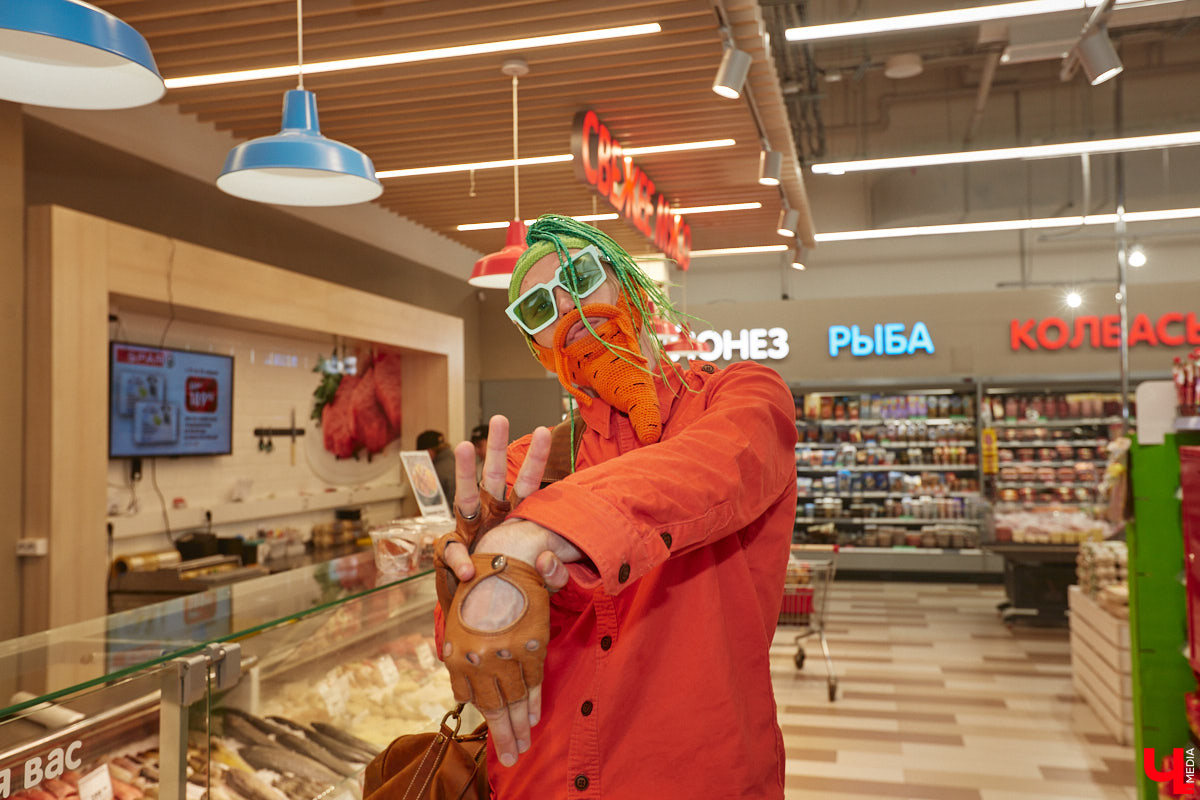 Владимирский аниматор Влад Гербера в эпатажном костюме моркови вызвал замешательство у покупателей торгового центра во время съемок кулинарной рубрики «Ключ-Медиа».