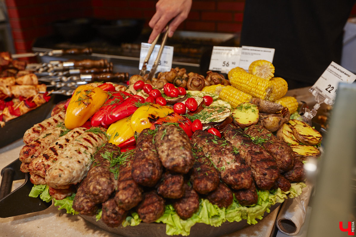 Владимирский аниматор Влад Гербера в эпатажном костюме моркови вызвал замешательство у покупателей торгового центра во время съемок кулинарной рубрики «Ключ-Медиа».