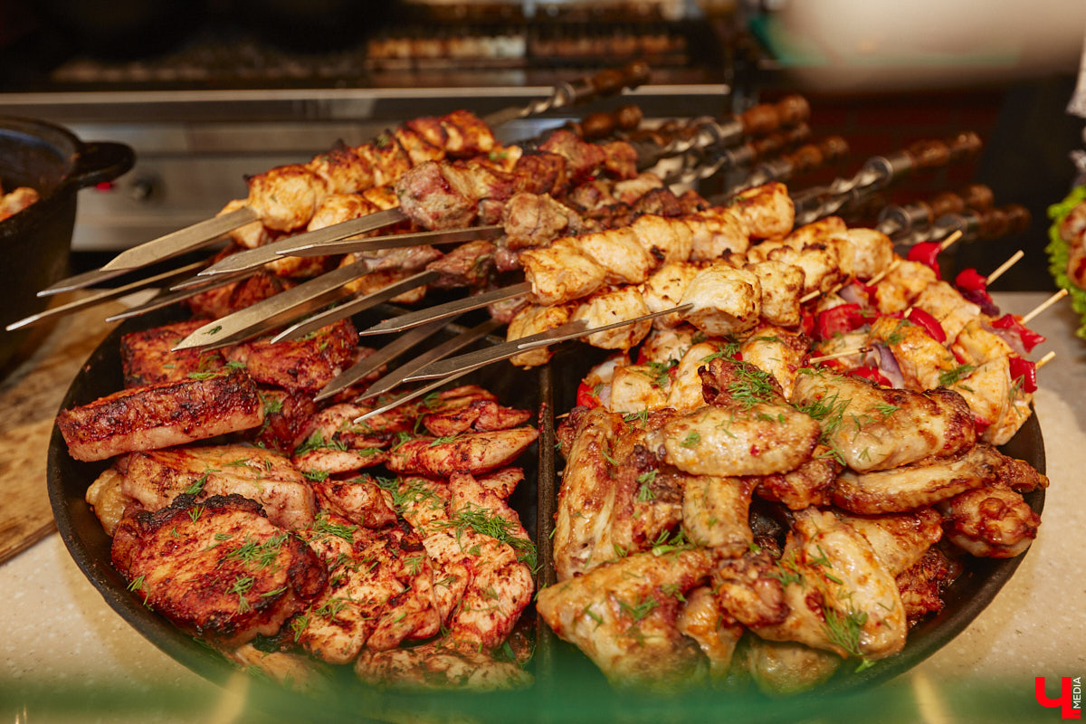 Владимирский аниматор Влад Гербера в эпатажном костюме моркови вызвал замешательство у покупателей торгового центра во время съемок кулинарной рубрики «Ключ-Медиа».