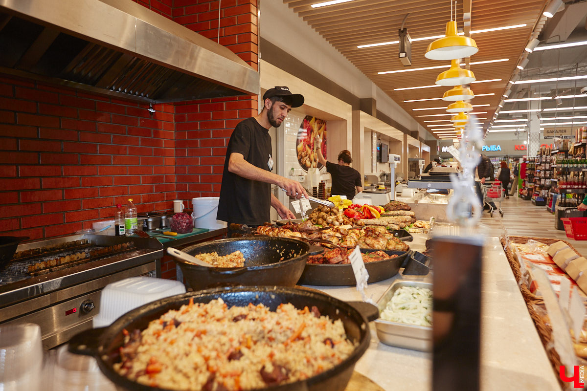 Владимирский аниматор Влад Гербера в эпатажном костюме моркови вызвал замешательство у покупателей торгового центра во время съемок кулинарной рубрики «Ключ-Медиа».