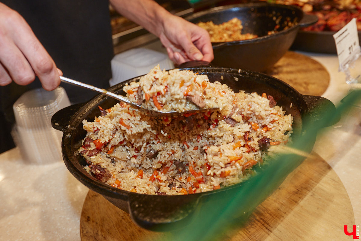 Владимирский аниматор Влад Гербера в эпатажном костюме моркови вызвал замешательство у покупателей торгового центра во время съемок кулинарной рубрики «Ключ-Медиа».