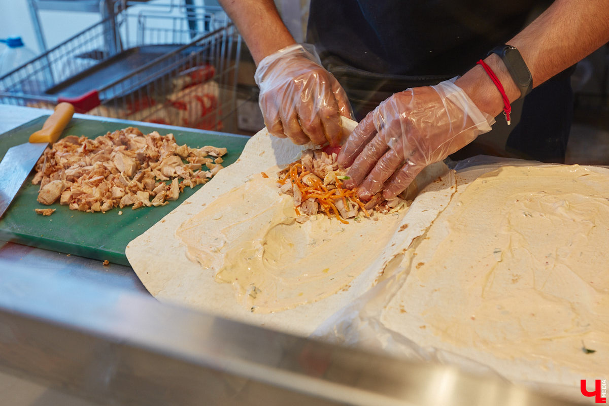 Владимирский аниматор Влад Гербера в эпатажном костюме моркови вызвал замешательство у покупателей торгового центра во время съемок кулинарной рубрики «Ключ-Медиа».