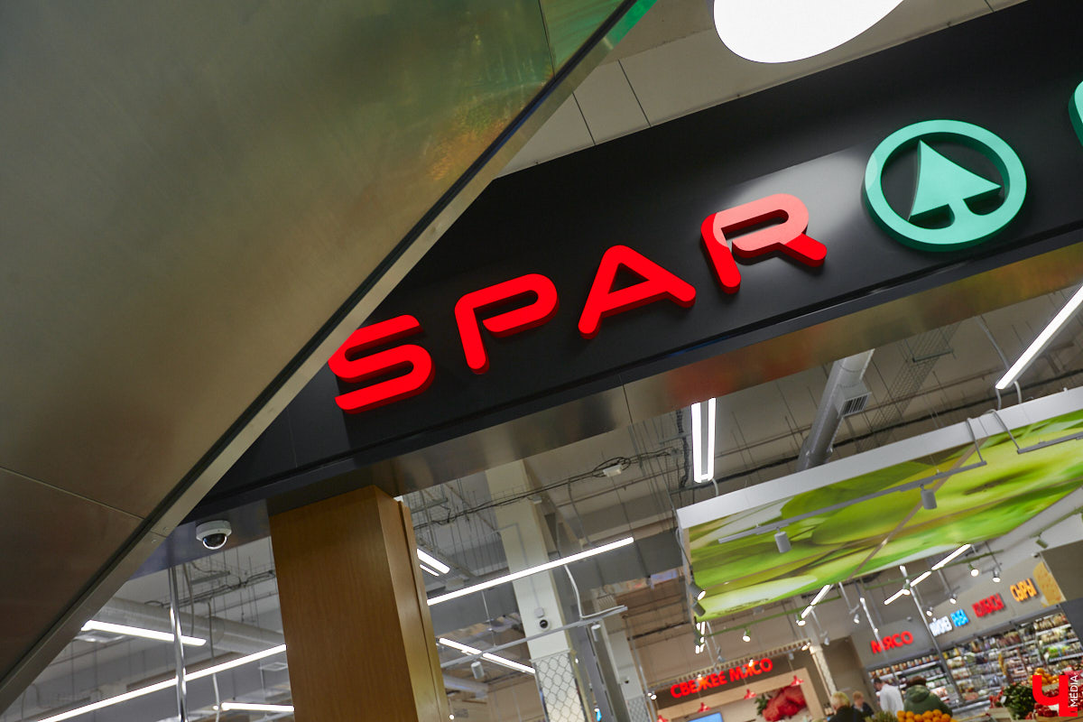 Владимирский аниматор Влад Гербера в эпатажном костюме моркови вызвал замешательство у покупателей торгового центра во время съемок кулинарной рубрики «Ключ-Медиа».