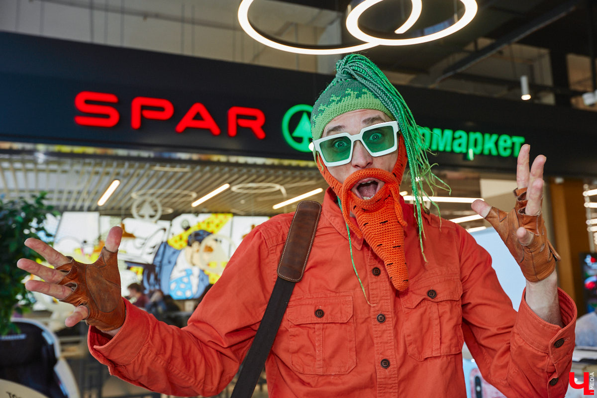 Владимирский аниматор Влад Гербера в эпатажном костюме моркови вызвал замешательство у покупателей торгового центра во время съемок кулинарной рубрики «Ключ-Медиа».