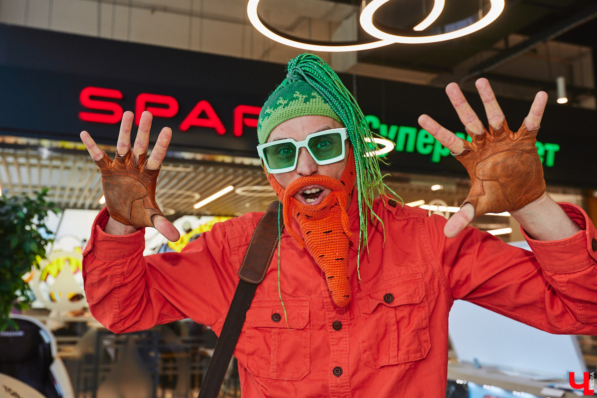 Владимирский аниматор Влад Гербера в эпатажном костюме моркови вызвал замешательство у покупателей торгового центра во время съемок кулинарной рубрики «Ключ-Медиа».