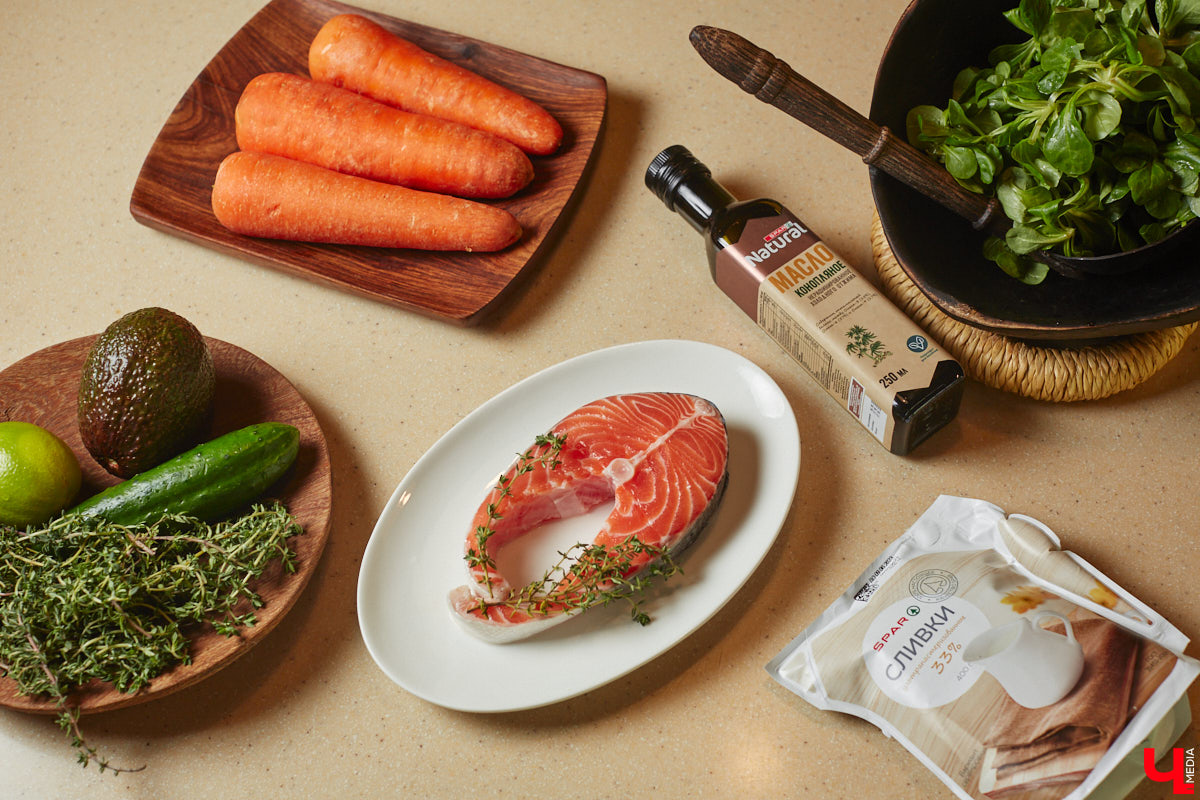 Владимирский аниматор Влад Гербера в эпатажном костюме моркови вызвал замешательство у покупателей торгового центра во время съемок кулинарной рубрики «Ключ-Медиа».