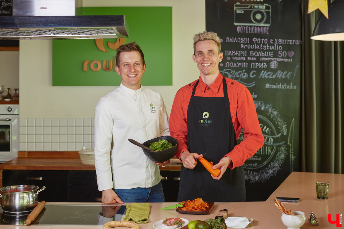 Владимирский аниматор Влад Гербера в эпатажном костюме моркови вызвал замешательство у покупателей торгового центра во время съемок кулинарной рубрики «Ключ-Медиа».